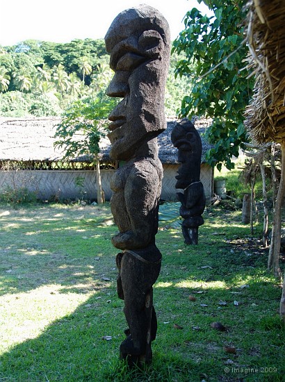 157- Tikis entourant une case communautaire.JPG